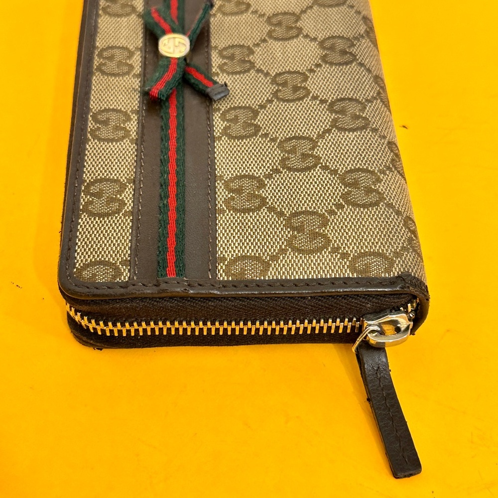 Gucci Sherry line Zippee round Wallet with Green and Red Accents - Picture 6 of 16